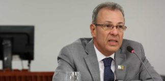 Ministro de Minas e Energia diz que governo avalia autorizar mineração em terra indígena