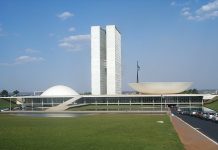 Congresso derruba vetos de Bolsonaro e libera uso de verba pública com passagens