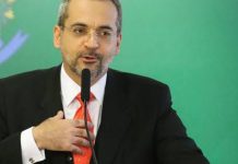 Ministro da Educação compartilha mensagem que diz que Bolsonaro traiu Moro e o povo