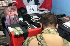 Adolescente é apreendido e pais são presos com material de apologia ao nazismo