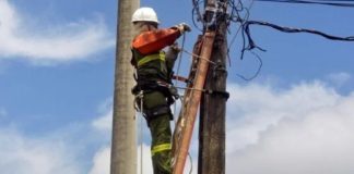 Homem é eletrocutado ao encostar em rede elétrica durante tentativa de podar árvore em Salvador