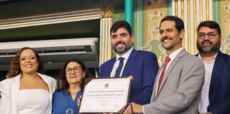 Secretario Adolpho Loyola recebe título de Cidadão Soteropolitano e se emociona ao falar de relação com a cidade