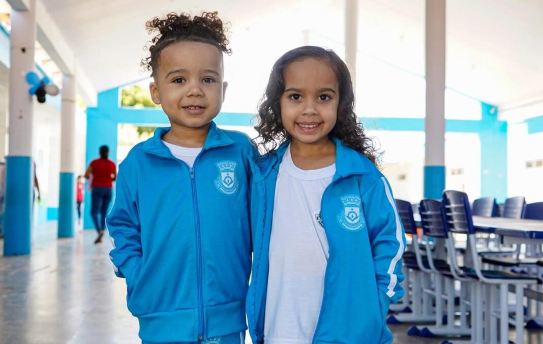 Alunos contam com kits de uniformes escolares com cinco peças - Foto: Divulgação