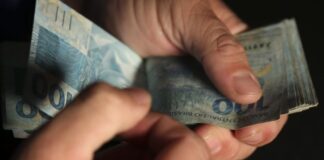 Caixa e BB liberam abono salarial para nascidos em março e abril
