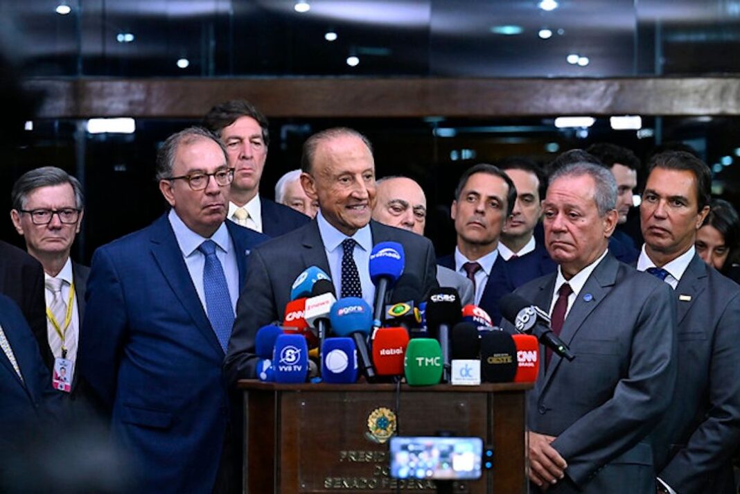 Ao centro, Paulo Skaf fala após reunião com Alcolumbre | Waldemir Barreto/Agência Senado